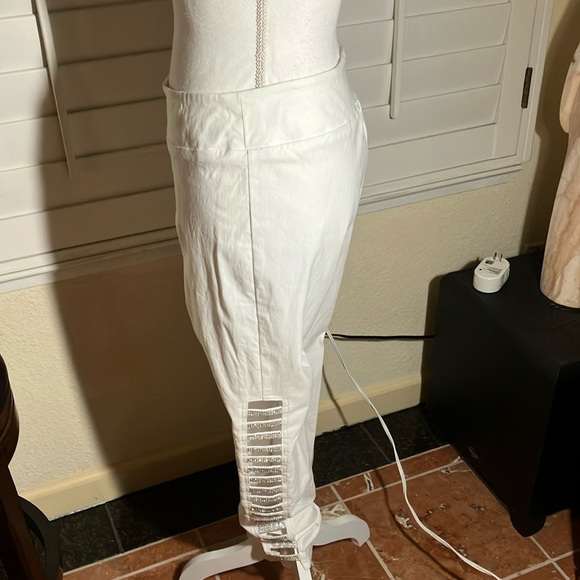 👖💖Kristen’s Kloset White Pants W/Side Cut Outs & Rhinestone Accents Size 10 - Picture 4 of 6